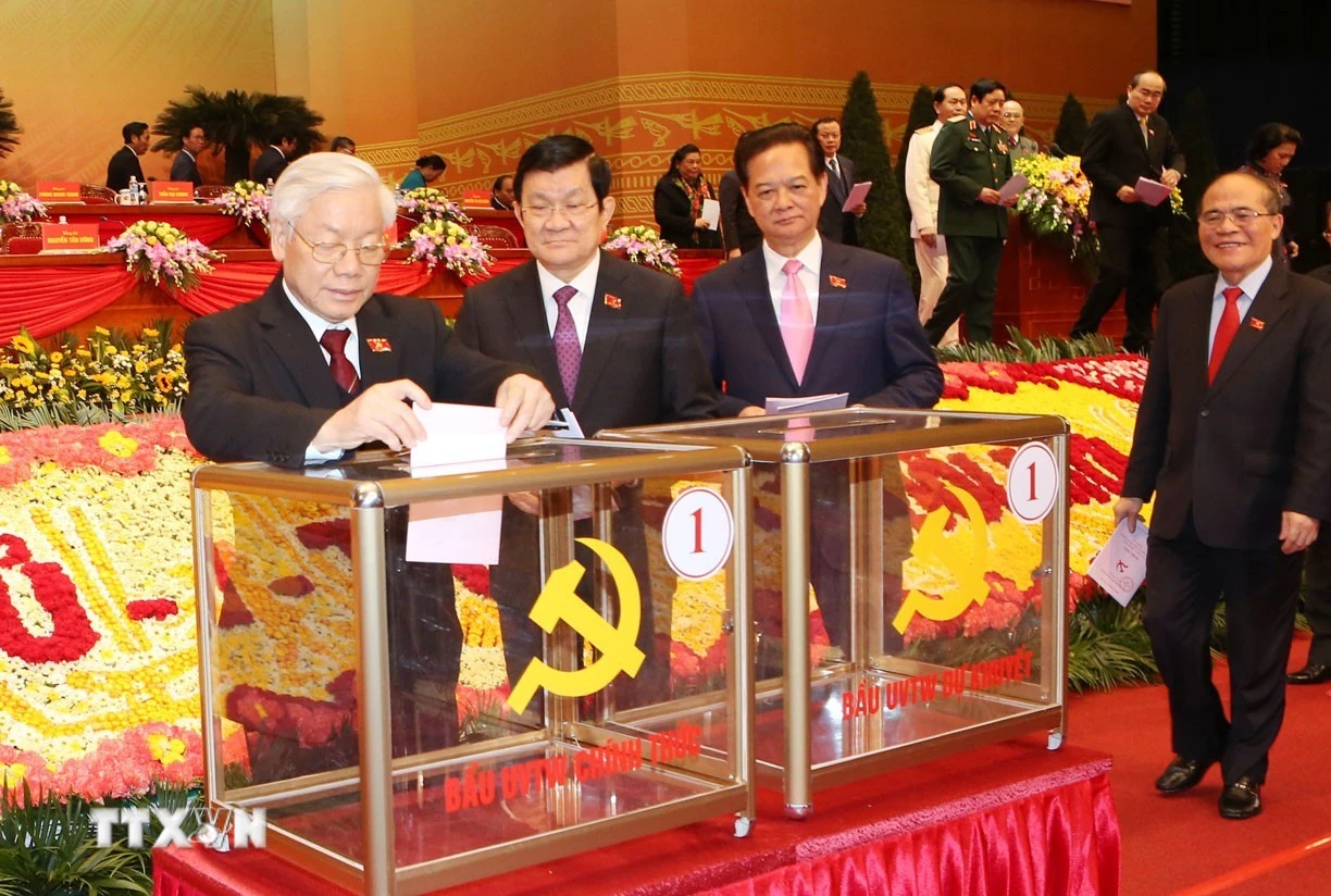 Các đồng chí lãnh đạo Đảng, Nhà nước và các đại biểu bỏ phiếu bầu cử Ban Chấp hành Trung ương khóa XII.