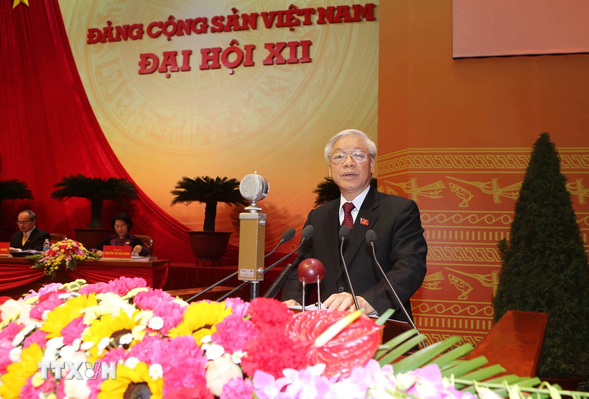 Tổng Bí thư Nguyễn Phú Trọng đọc Báo cáo của Ban Chấp hành Trung ương Đảng khóa XI về các văn kiện trình Đại hội XII của Đảng.