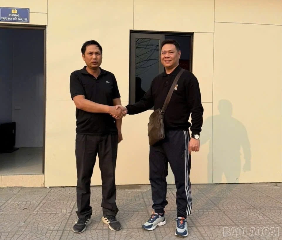 baolaocai-br_anh-pham-tien-sy-deo-tui-da-nhan-lai-toan-bo-so-tien-chuyen-nham-tu-anh-nguyen-thanh-long-tai-tru-so-cong-an-xa-617.jpg