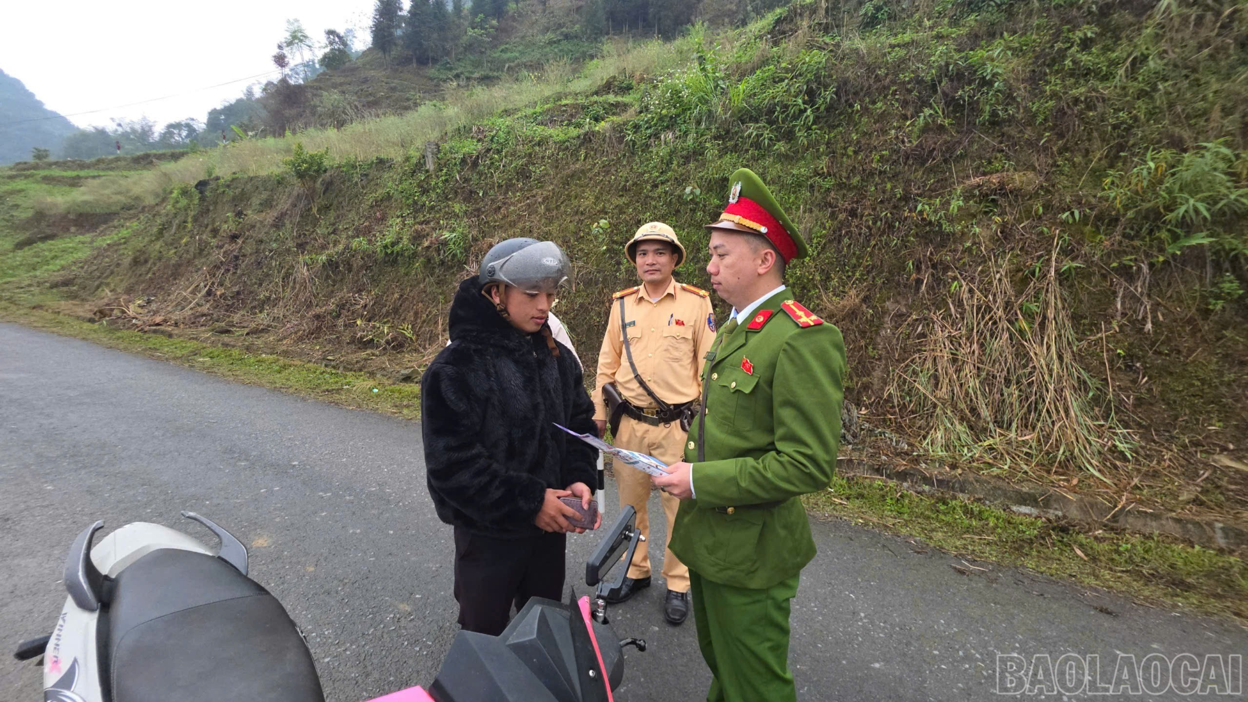 baolaocai-br_phong-canh-sat-giao-thong-phoi-hop-voi-cong-an-xa-muong-khuong-tuan-tra-kiem-soat-giao-thong-tren-tuyen-duong-lien-thon-cac-to-cong-tac-ket-hop-tuyen-truyen-bau-cu-cho-nguoi-dan-901.jpg