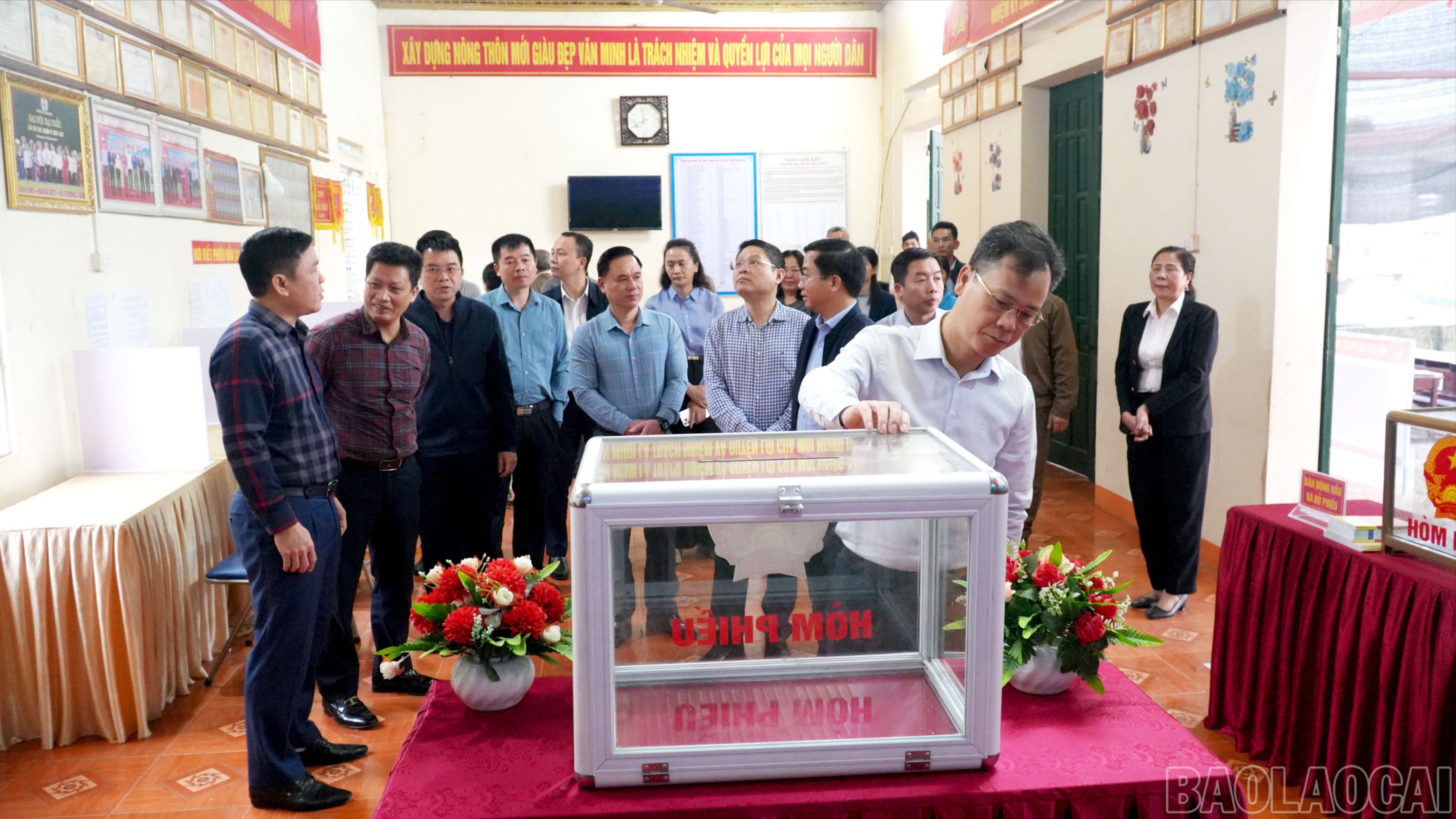 Đồng chí Nguyễn Thành Sinh và đoàn công tác kiểm tra cơ sở vật chất tại khu vực bỏ phiếu số 18, xã Gia Phú.