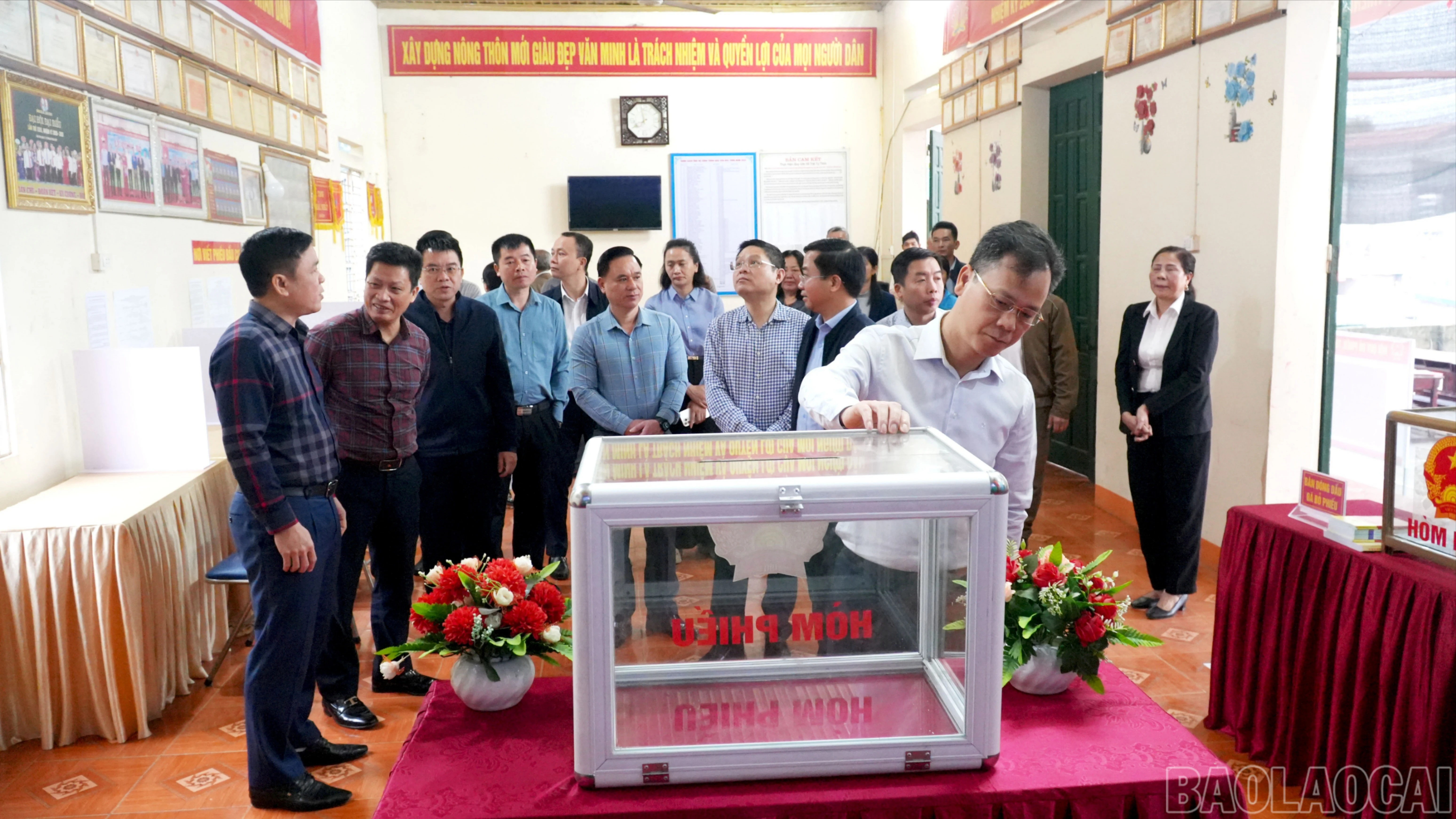 Đồng chí Nguyễn Thành Sinh và đoàn công tác kiểm tra cơ sở vật chất tại khu vực bỏ phiếu số 18, xã Gia Phú.