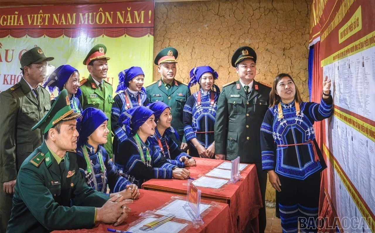 Lực lượng chức năng xã Y Tý phối hợp với Trung tâm Dịch vụ tổng hợp xã tuyên truyền thông tin bầu cử cho Nhân dân bằng tiếng dân tộc.