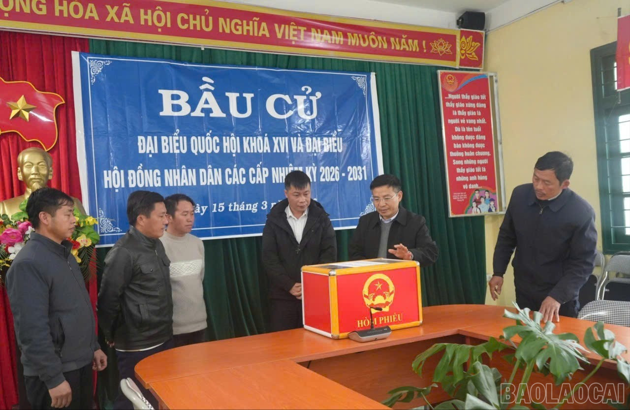 Lãnh đạo xã kiểm tra công tác chuẩn bị bầu cử tại điểm bỏ phiếu.