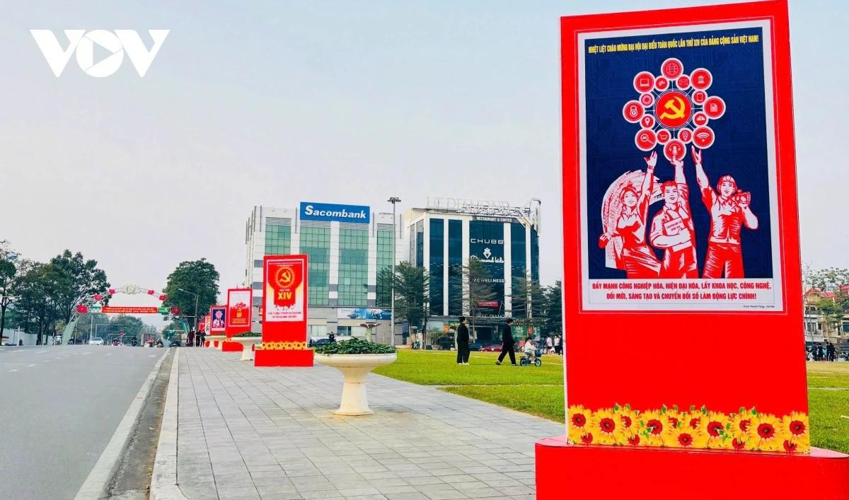 Đường phố Lào Cai rực rỡ sắc cờ chào mừng Đại hội lần thứ XIV của Đảng.