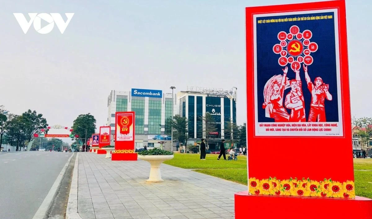 Đường phố Lào Cai rực rỡ sắc cờ chào mừng Đại hội lần thứ XIV của Đảng.