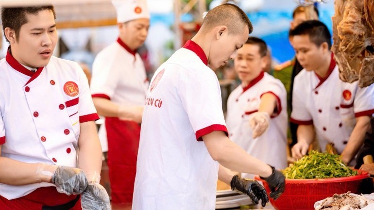 Festival Phở năm nay quy tụ gần 100 nghệ nhân, cùng các chi hội phở và thương hiệu đến từ ba miền bắc-trung-nam, tạo nên một không gian giao lưu nghề quy mô.