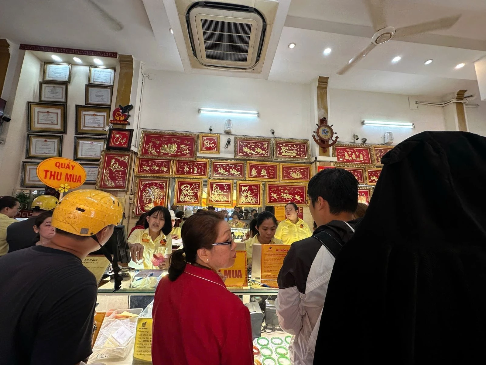 Trong "bão" giá vàng, người dân hoang mang về thông tin bán vàng không hóa đơn sẽ bị tịch thu vàng.