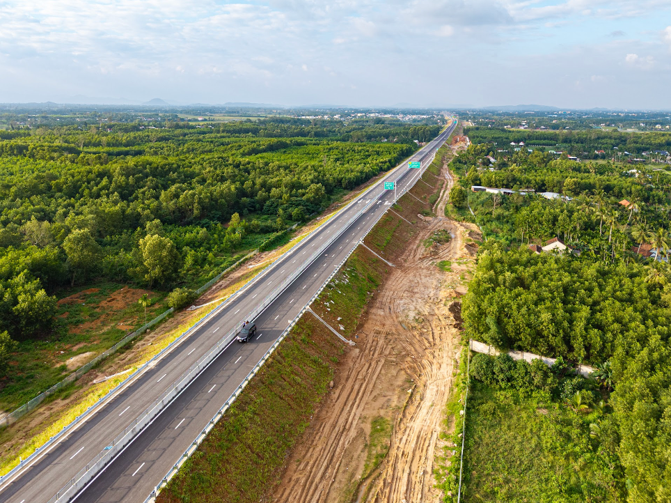Cao tốc Quảng Ngãi - Hoài Nhơn với điểm đầu kết nối với cao tốc Đà Nẵng - Quảng Ngãi, điểm cuối nối cao tốc Hoài Nhơn - Quy Nhơn, khi đi vào hoạt động, tuyến cao tốc không chỉ giảm tải về áp lực giao thông cho Quốc lộ 1 mà còn mở trục kết nối kinh tế mới, khai mở trọn vẹn tiềm năng phát triển vùng và tạo động lực tăng trưởng cho cả nước