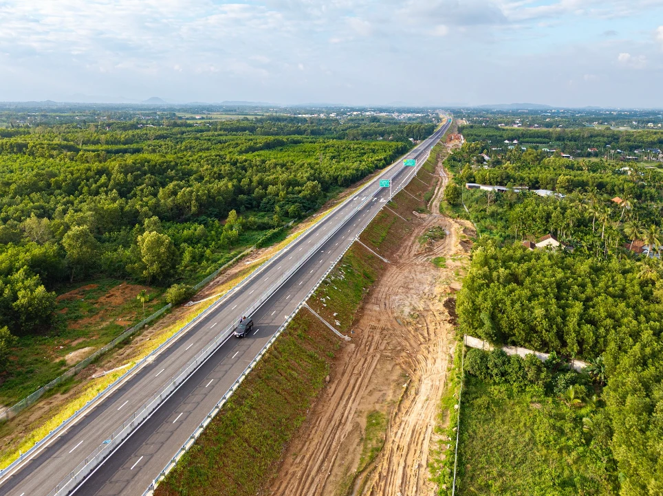 Cao tốc Quảng Ngãi - Hoài Nhơn với điểm đầu kết nối với cao tốc Đà Nẵng - Quảng Ngãi, điểm cuối nối cao tốc Hoài Nhơn - Quy Nhơn, khi đi vào hoạt động, tuyến cao tốc không chỉ giảm tải về áp lực giao thông cho Quốc lộ 1 mà còn mở trục kết nối kinh tế mới, khai mở trọn vẹn tiềm năng phát triển vùng và tạo động lực tăng trưởng cho cả nước