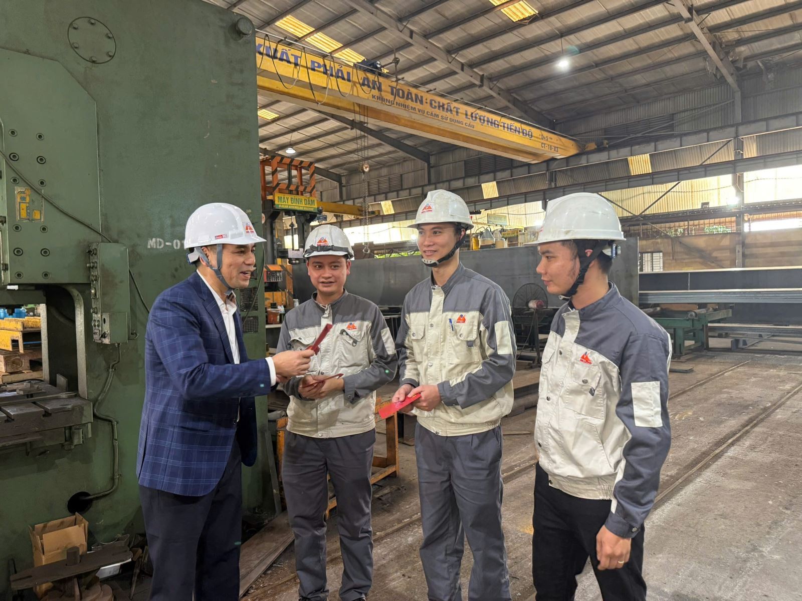 Lãnh đạo công đoàn Hà Nội kiểm tra và chúc Tết đầu năm mới.