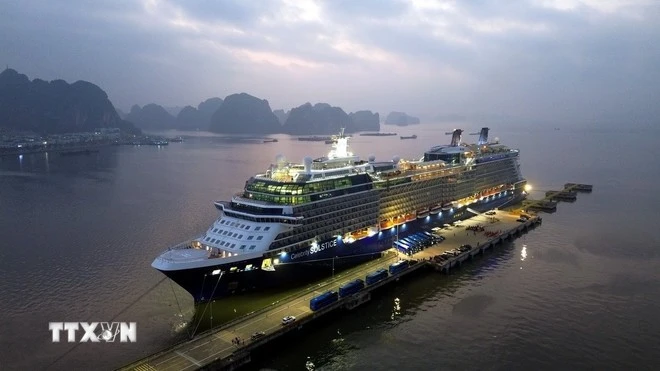 Tàu Clebrity Solstice mang quốc tịch Malta chở theo 3.016 khách cập Cảng tàu khách Quốc tế Hạ Long, phường Bãi Cháy (tỉnh Quảng Ninh). (Ảnh: Đức Hiếu/TTXVN)