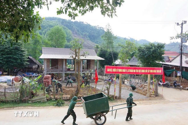 Trung đoàn 19, Sư đoàn 968 (Quảng Trị) gắn việc thực hiện nhiệm vụ hành quân dã ngoại làm công tác dân vận với thực hiện các cuộc vận động, phong trào thi đua.