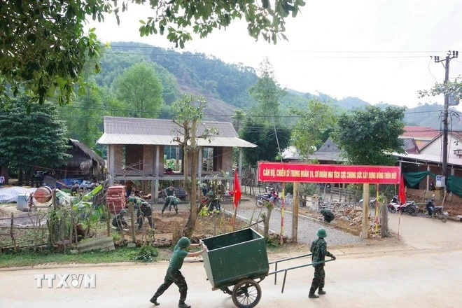 Trung đoàn 19, Sư đoàn 968 (Quảng Trị) gắn việc thực hiện nhiệm vụ hành quân dã ngoại làm công tác dân vận với thực hiện các cuộc vận động, phong trào thi đua.