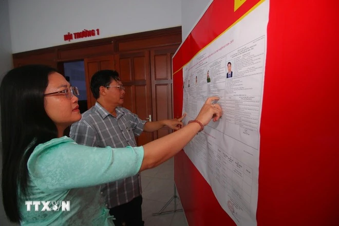 Cử tri xã Vĩnh Viễn, thành phố Cần Thơ tìm hiểu tiểu sử ứng cử viên đại biểu Quốc hội khóa XVI.