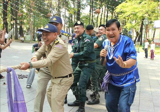 Kéo co là một trong những loại hình trò chơi dân gian thu hút đông đảo người dân tham gia trong dịp tết cổ truyền ở Campuchia.