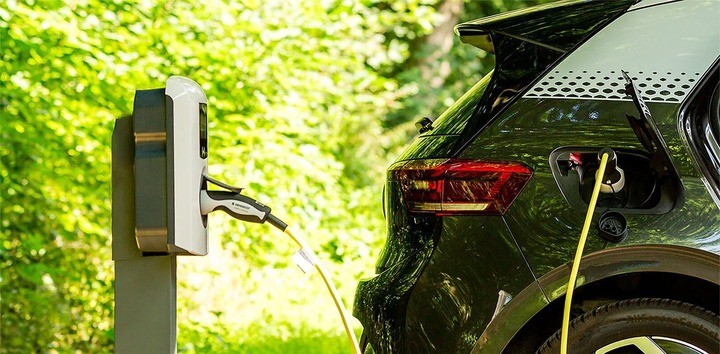 Việc gia tăng xe điện góp phần giảm ô nhiễm không khí.