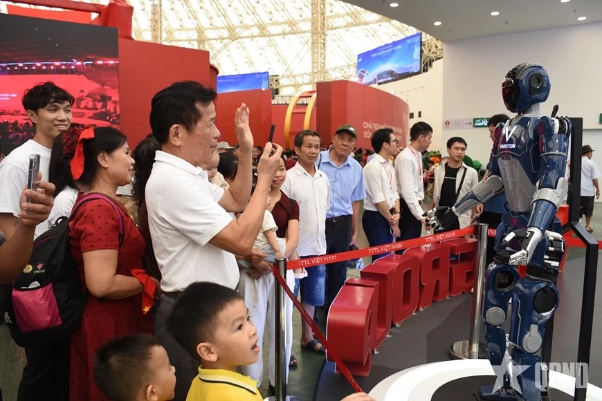 Người dân tương tác với robot ứng dụng trí tuệ nhân tạo tại Triển lãm thành tựu đất nước.