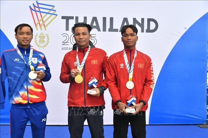 Võ Huỳnh Anh Khoa giành HCV và Hồ Văn Đao giành HCĐ nội dung 50m bơi ếch nam S8.