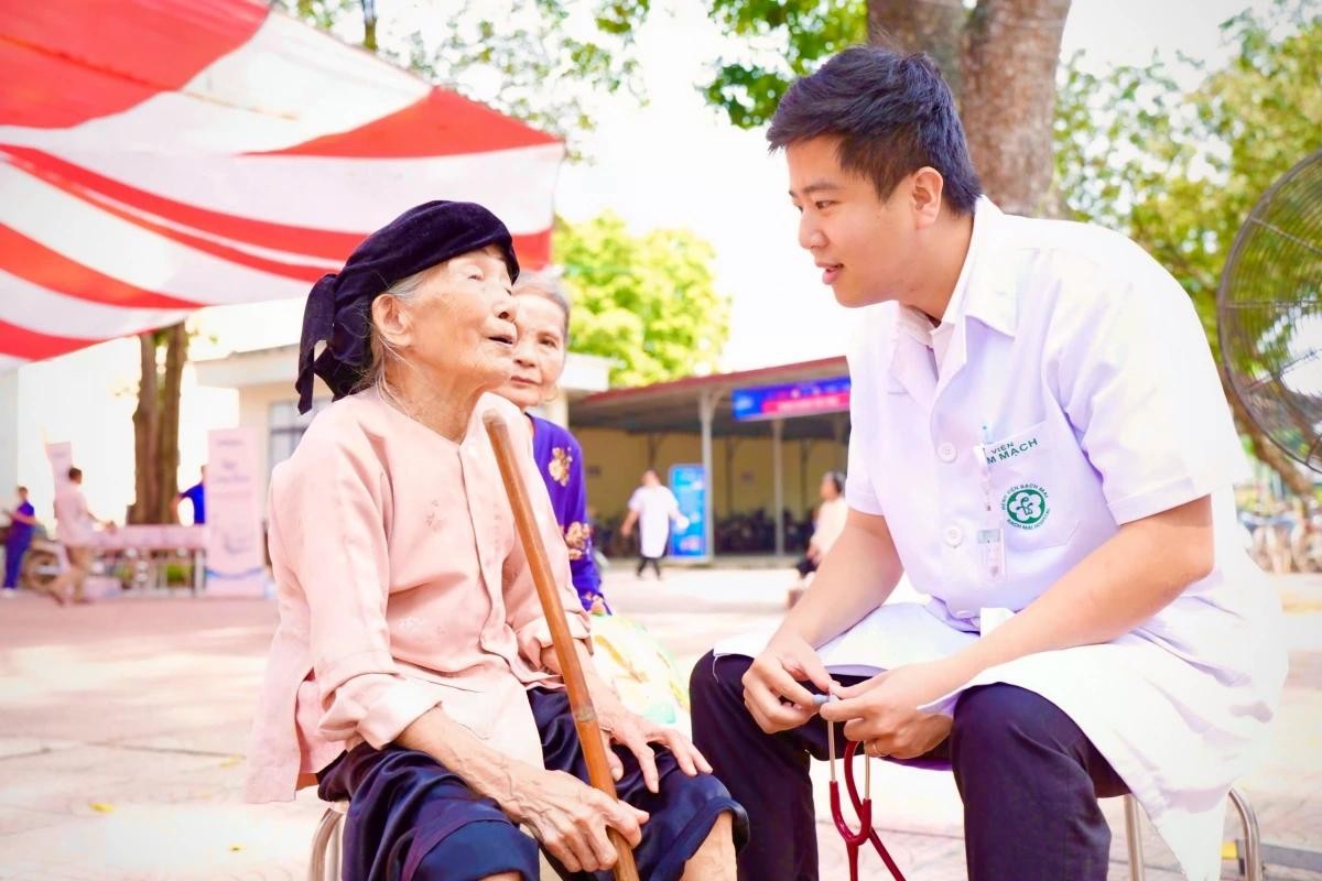 Theo bác sĩ Bách, giải pháp mang tính đột phá là ưu tiên phát triển y tế cơ sở - “mắt xích đầu tiên” trong quản lý sức khỏe cộng đồng, nhằm phát hiện sớm bệnh, quản lý bệnh mạn tính và giảm tải tuyến trên.