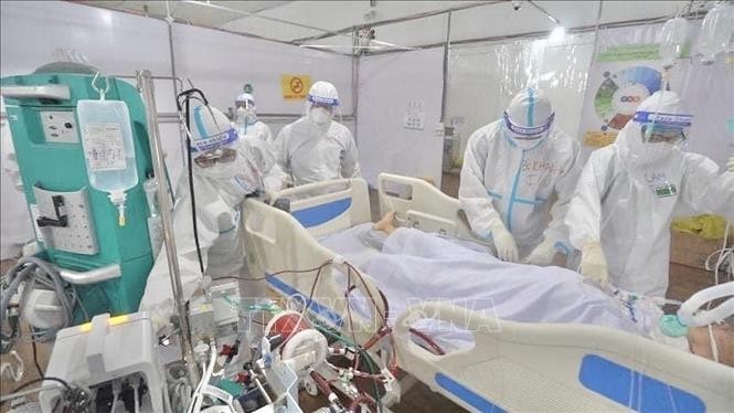 Hình ảnh các “chiến sĩ áo trắng” xả thân trong đại dịch COVID-19 để lại ấn tượng đẹp hơn bao giờ hết trong lòng nhân dân, thầm lặng vì sự an toàn của cộng đồng, cống hiến hết mình để viết nên bản hùng ca tự hào của ngành Y tế. Trong ảnh: Bác sỹ chăm sóc, điều trị bệnh nhân COVID-19 đa tầng tại Bệnh viện dã chiến Tân Bình (TP Hồ Chí Minh).