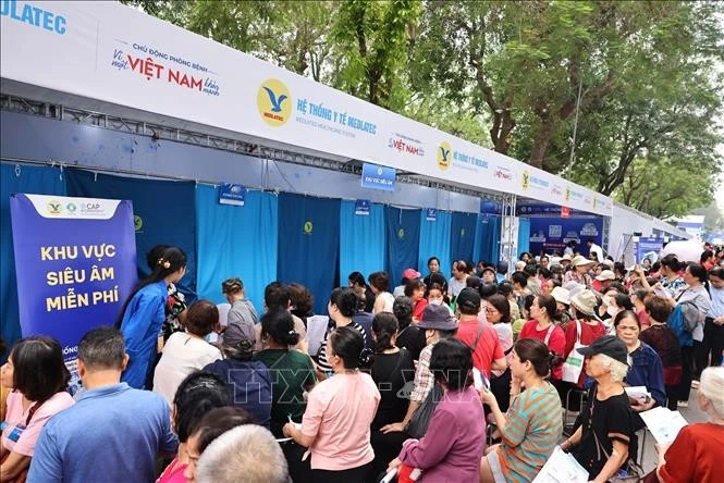 Đông đảo người dân Thủ đô khám chữa bệnh miễn phí.