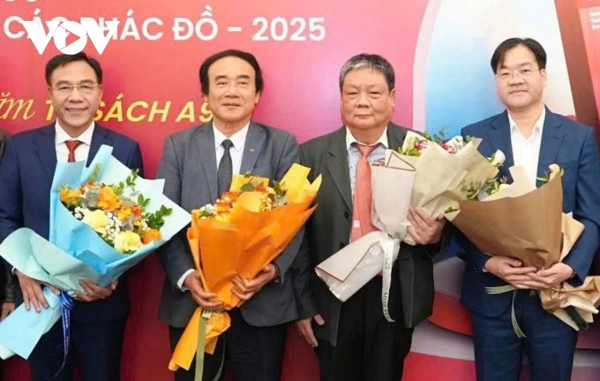 Nhóm 4 tác giả chính biên soạn cuốn sách “Hồi sức cấp cứu - Tiếp cận theo các phác đồ 2025”.