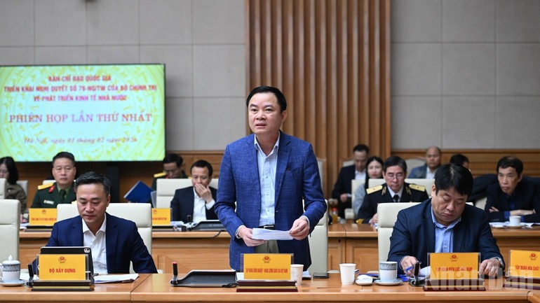 Chủ tịch Hội đồng Thành viên Tập đoàn Công nghiệp - Năng lượng Quốc gia Việt Nam (Petrovietnam) Lê Ngọc Sơn phát biểu ý kiến tại phiên họp.