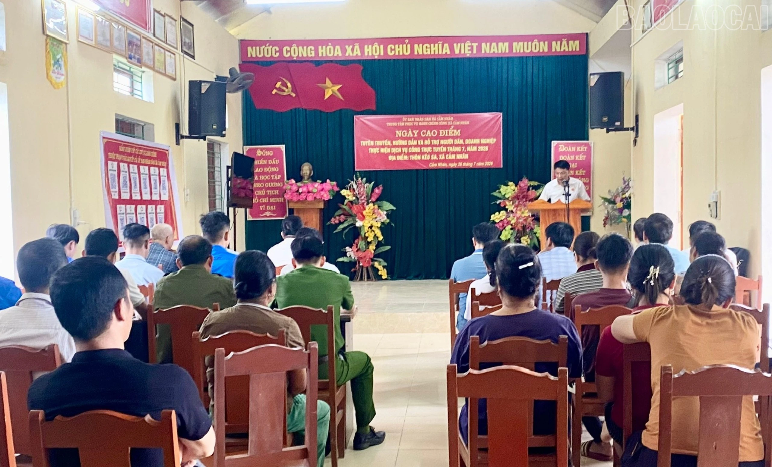 baolaocai-tr_lanh-dao-trung-tam-pvhcc-tuyen-truyen-ve-dich-vu-cong-truc-tuyen-1683.jpg