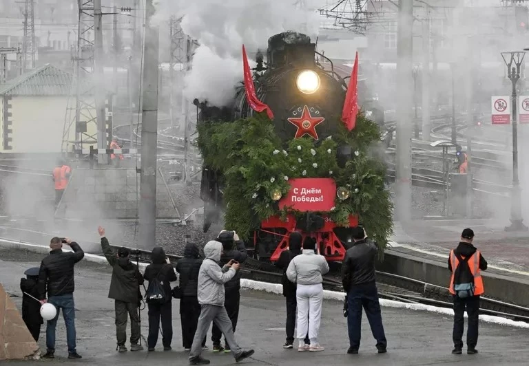 Tàu “Chiến thắng” đã đến thành phố Krasnoyarsk. Đoàn tàu được trang trí theo hình mẫu các đoàn tàu quân sự, gợi nhớ những chuyến tàu năm 1945 đưa các chiến sĩ trở về quê hương sau chiến tranh.
