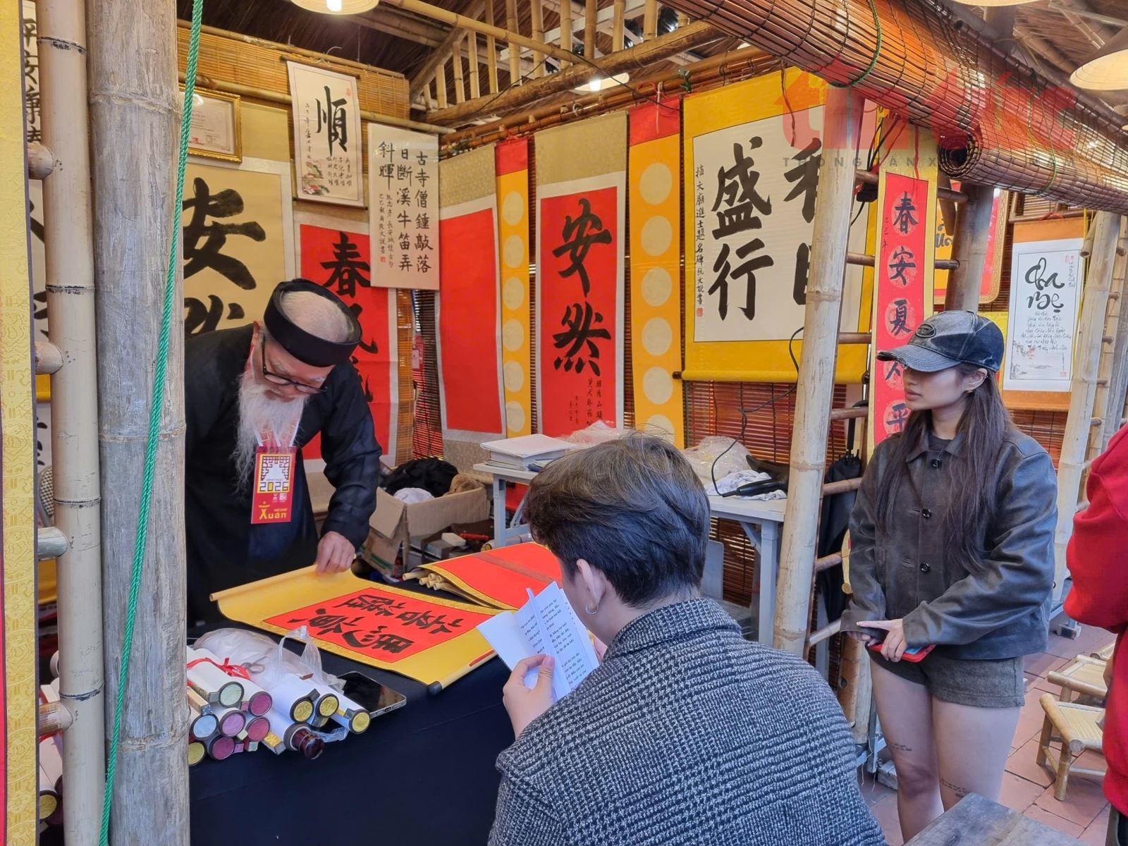 Các bạn trẻ xin chữ đầu năm.