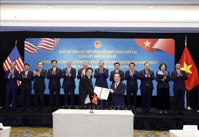 Tổng Bí thư Tô Lâm chứng kiến lễ trao giấy phép giữa Bộ Khoa học và Công nghệ và Công ty Starlink trao giấy phép cung cấp dịch vụ viễn thông có hạ tầng mạng (loại mạng viễn thông cố định vệ tinh) cho Công ty TNHH Starlink Services Việt Nam; giấy phép cung cấp dịch vụ viễn thông có hạ tầng mạng (loại mạng viễn thông di động vệ tinh) cho Công ty TNHH Starlink Services Việt Nam.