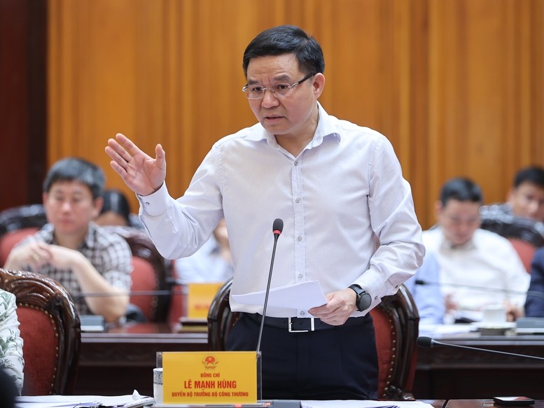 Quyền Bộ trưởng Bộ Công Thương Lê Mạnh Hùng báo cáo.
