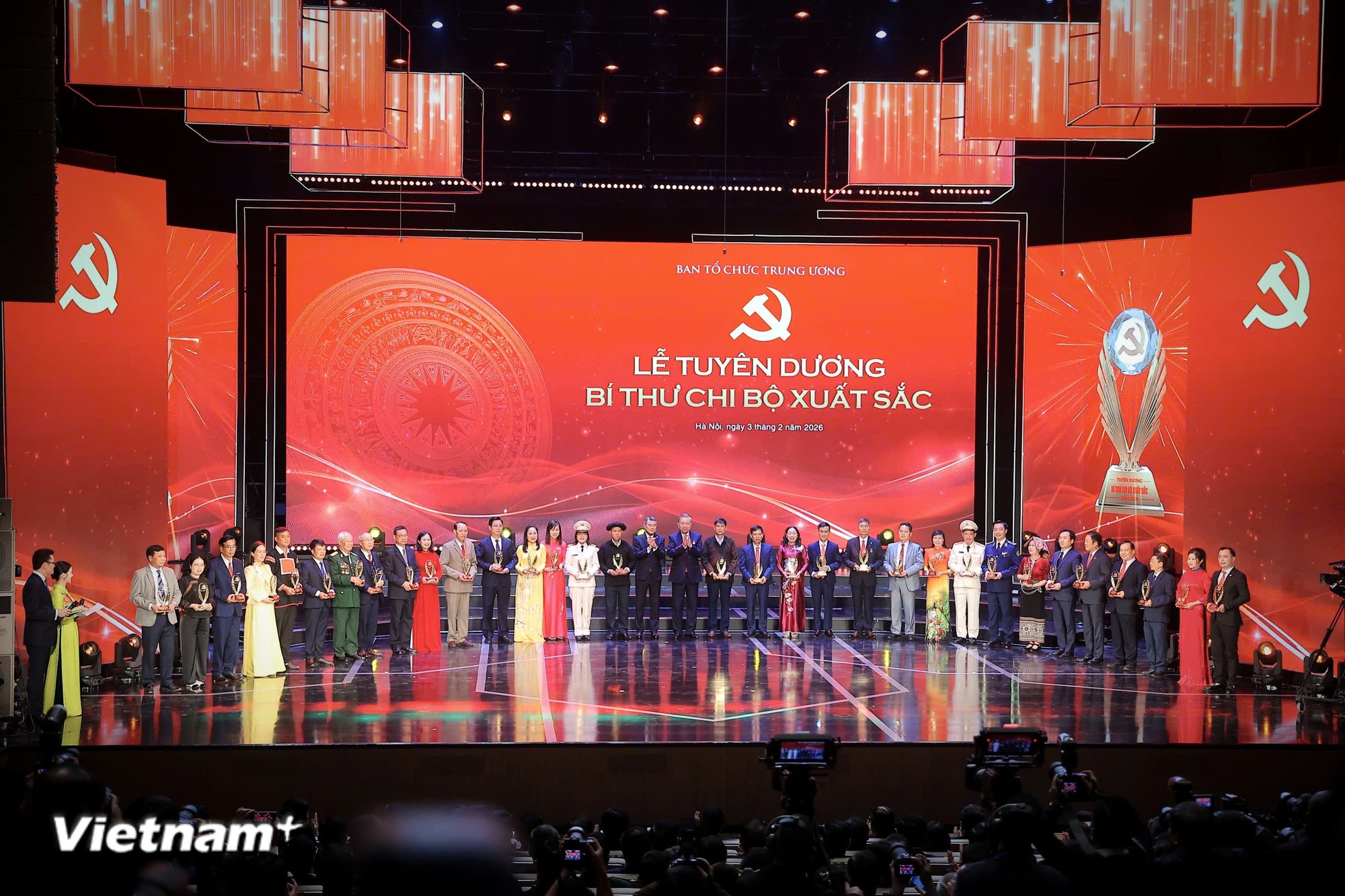 Tuyên dương tập thể các Bí thư chi bộ xuất sắc, làm tốt các nhiệm vụ trong năm 2025.