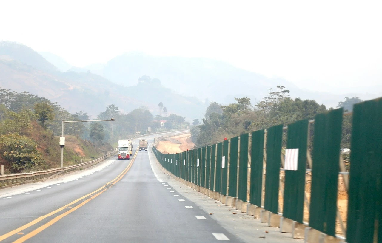 Hiện công tác rào chắn để thi công đã cơ bản được hoàn thiện trên toàn tuyến.