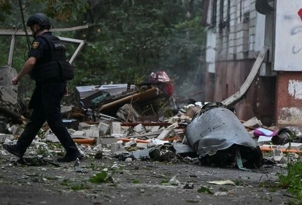 Mảnh vỡ tên lửa tại Lviv, Ukraine. Ảnh: Reuters