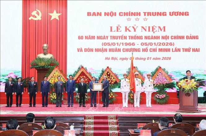 Tổng Bí thư Tô Lâm trao Huân chương Hồ Chí Minh cho Ban Nội chính Trung ương.