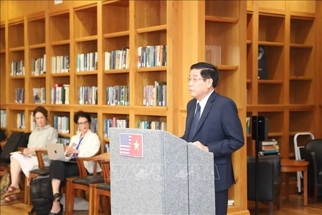 Thượng tướng Nguyễn Văn Gấu làm việc tại Đại học Georgia. Ảnh: TTXVN phát