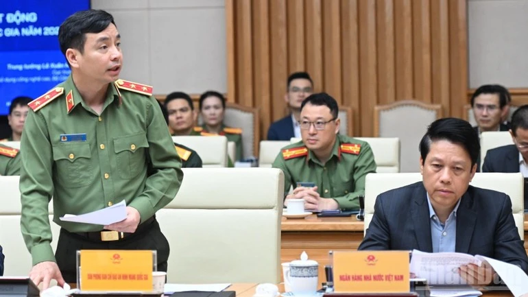 Lãnh đạo Cục An ninh mạng và Phòng chống tội phạm sử dụng công nghệ cao (Bộ Công an) báo cáo tại phiên họp.