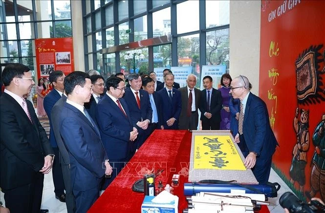 Thủ tướng Phạm Minh Chính tham quan không gian trưng bày về Hán Nôm tại Viện Hàn lâm Khoa học và Xã hội Việt Nam.