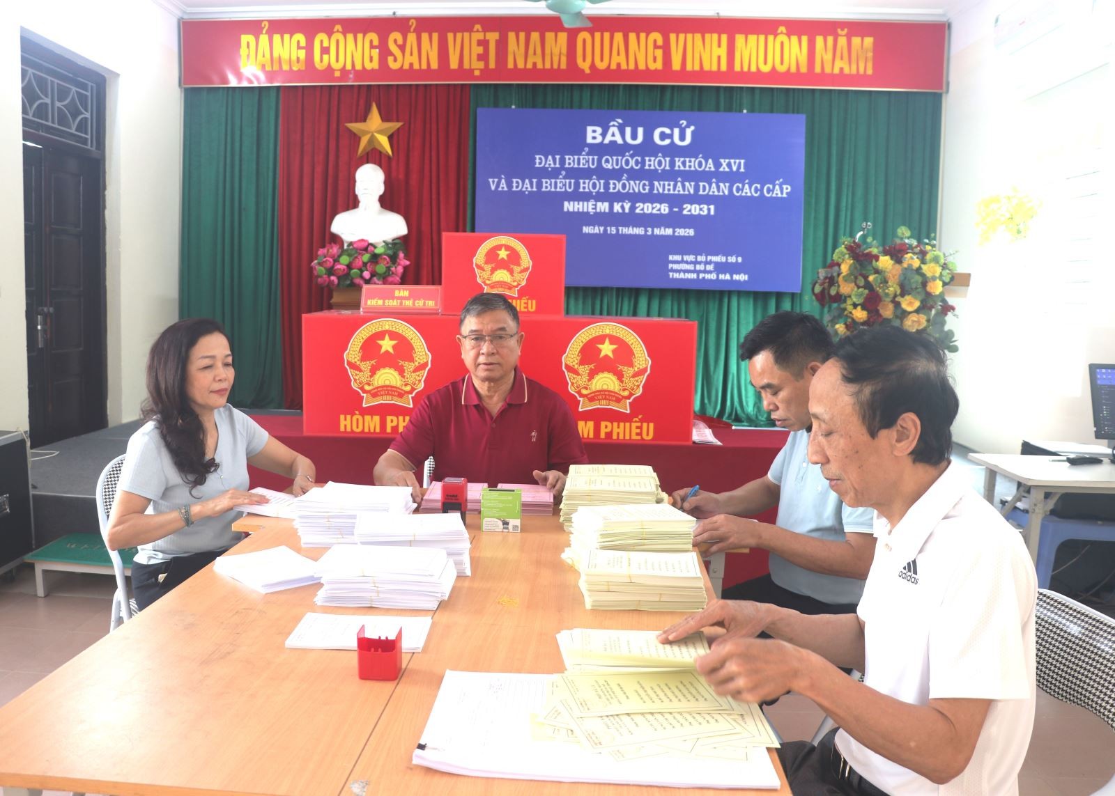 Tổ bầu cử số 9, phường Bồ Đề (Hà Nội) kiểm tra phiếu bầu phục vụ cho ngày bầu cử đại biểu Quốc hội khóa XVI và đại biểu Hội đồng nhân dân các cấp, nhiệm kỳ 2026 - 2031.