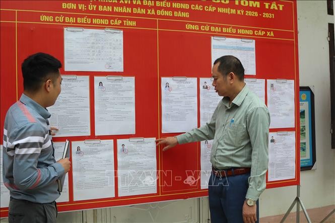 Đảng viên Chi bộ thôn Nam Quan, xã biên giới Đồng Đăng, tỉnh Lạng Sơn tuyên truyền hướng dẫn bầu cử tại nơi niêm yết danh sách những người ứng cử.