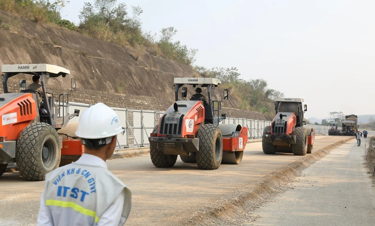 Trên toàn tuyến, chủ đầu tư, các nhà thầu và tư vấn giám sát đã huy động một lượng lớn nhân lực và thiết bị để đảm bảo tiến độ.