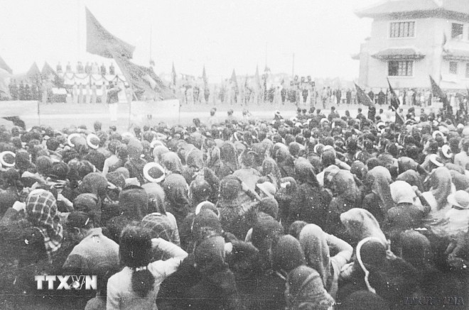 Ngày 12/1/1946, hàng vạn nhân dân Thủ đô tham dự lễ mít tinh tại Khu học xá Trung ương (nay là Đại học Bách khoa Hà Nội), chào mừng Chủ tịch Hồ Chí Minh và các đại biểu vừa trúng cử vào Quốc hội khoá I.