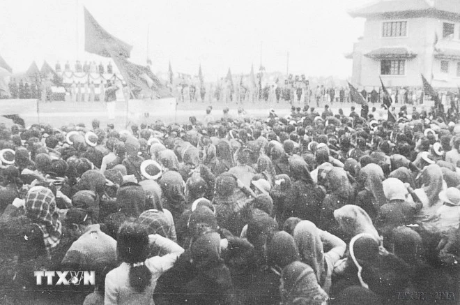 Ngày 12/1/1946, hàng vạn nhân dân Thủ đô tham dự lễ mít tinh tại Khu học xá Trung ương (nay là Đại học Bách khoa Hà Nội), chào mừng Chủ tịch Hồ Chí Minh và các đại biểu vừa trúng cử vào Quốc hội khoá I.