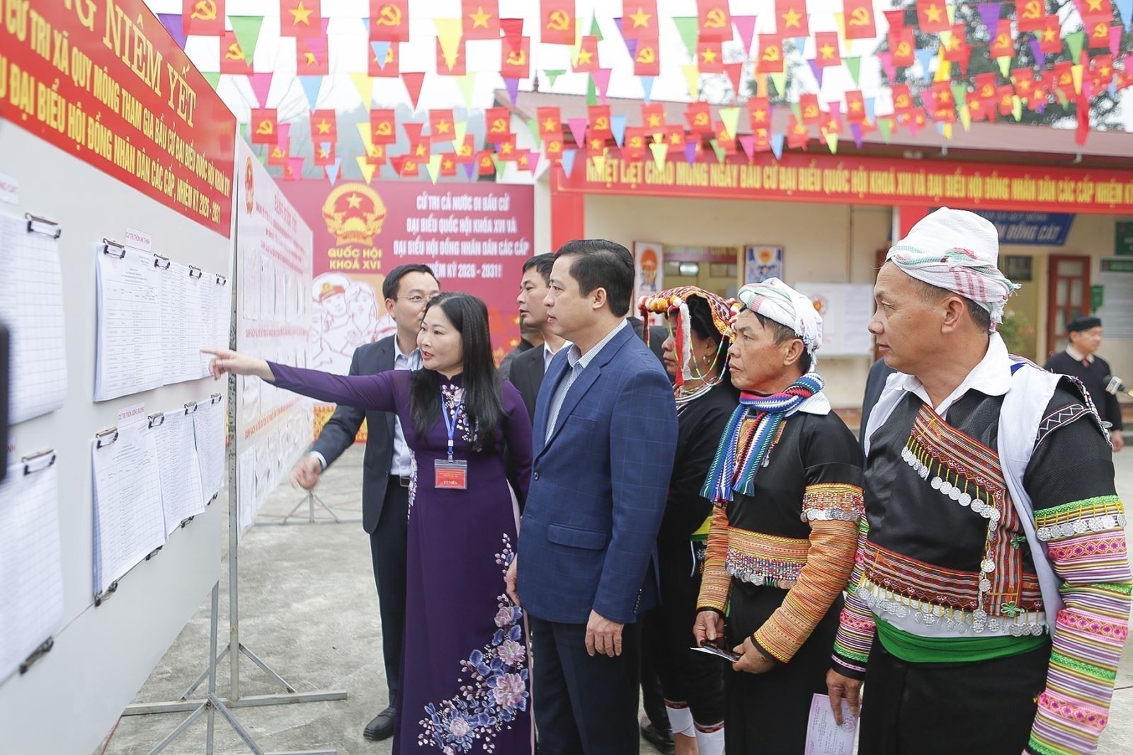 Bí thư Tỉnh ủy Lào Cai Dương Quốc Huy xem danh sách cử tri được niêm yết tại khu vực bỏ phiếu thôn Đồng Cát, xã Quy Mông.