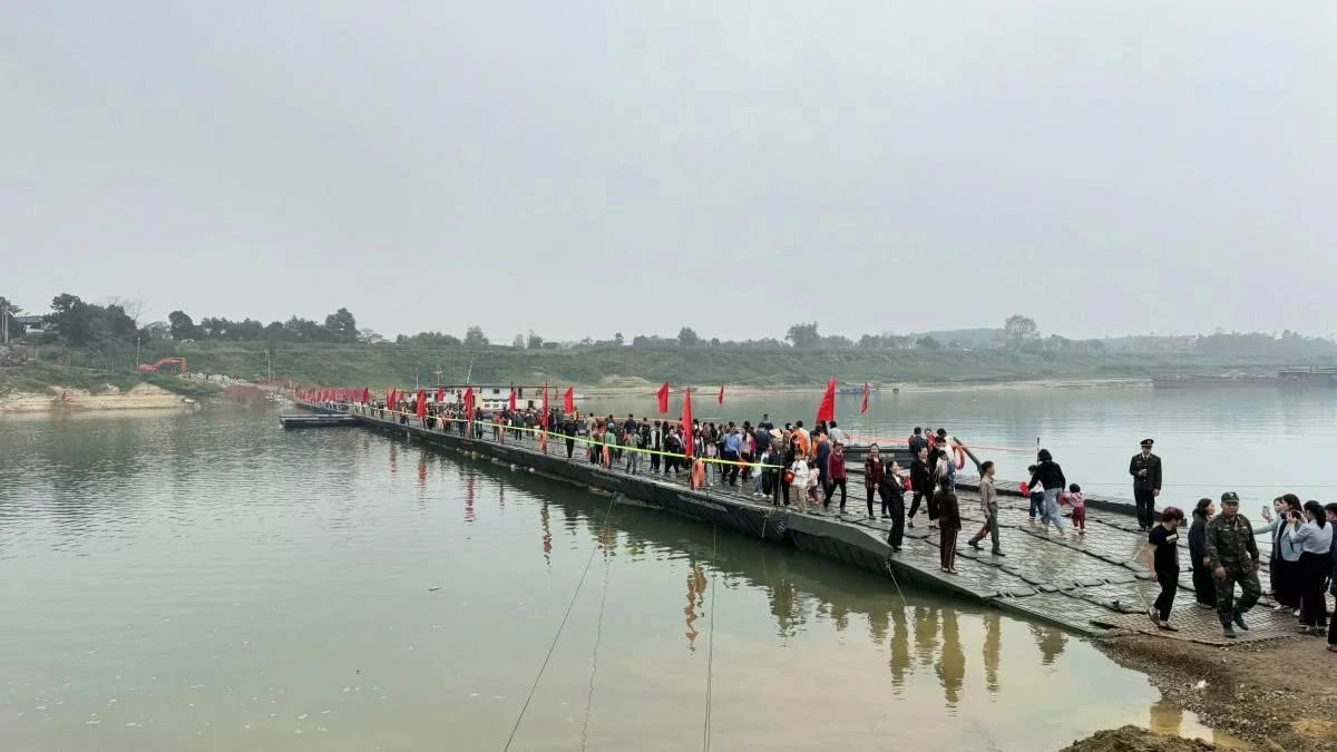 Trong hai ngày cao điểm 29 Tết và mùng 1 Tết, cầu được vận hành 24/24 giờ nhằm đáp ứng tối đa nhu cầu đi lại của người dân.