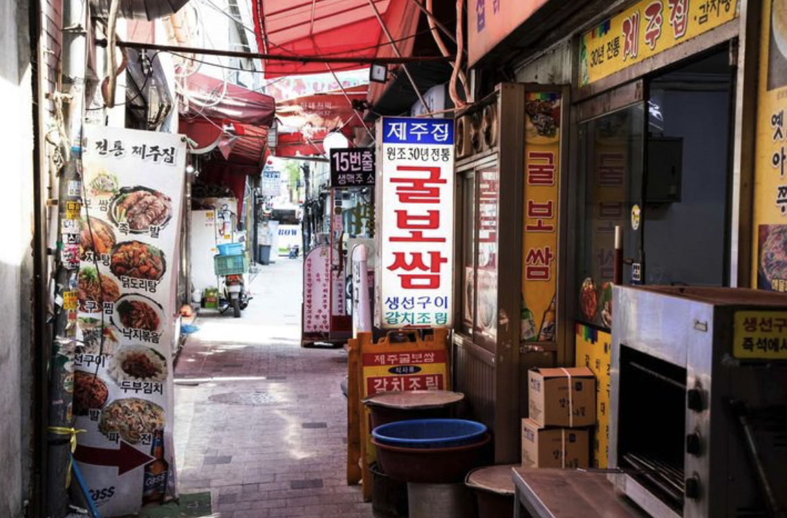 Các nhà hàng nằm dọc theo một con hẻm nhỏ ở khu phố cổ Pimatgol thuộc quận Jongno trung tâm Seoul.