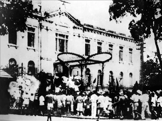 Ngày 19/8/1945, sau cuộc mít tinh tại Quảng trường Nhà hát Lớn, quần chúng nhân dân Thủ đô đã đánh chiếm Bắc Bộ phủ, cơ quan đầu não của chính quyền tay sai Pháp ở Bắc Bộ.