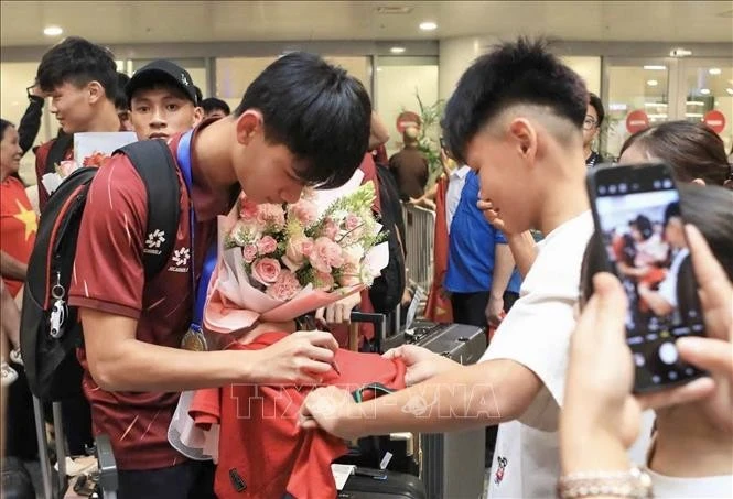 Đội tuyển U17 Việt Nam trở về nước tối 26/4/2026.